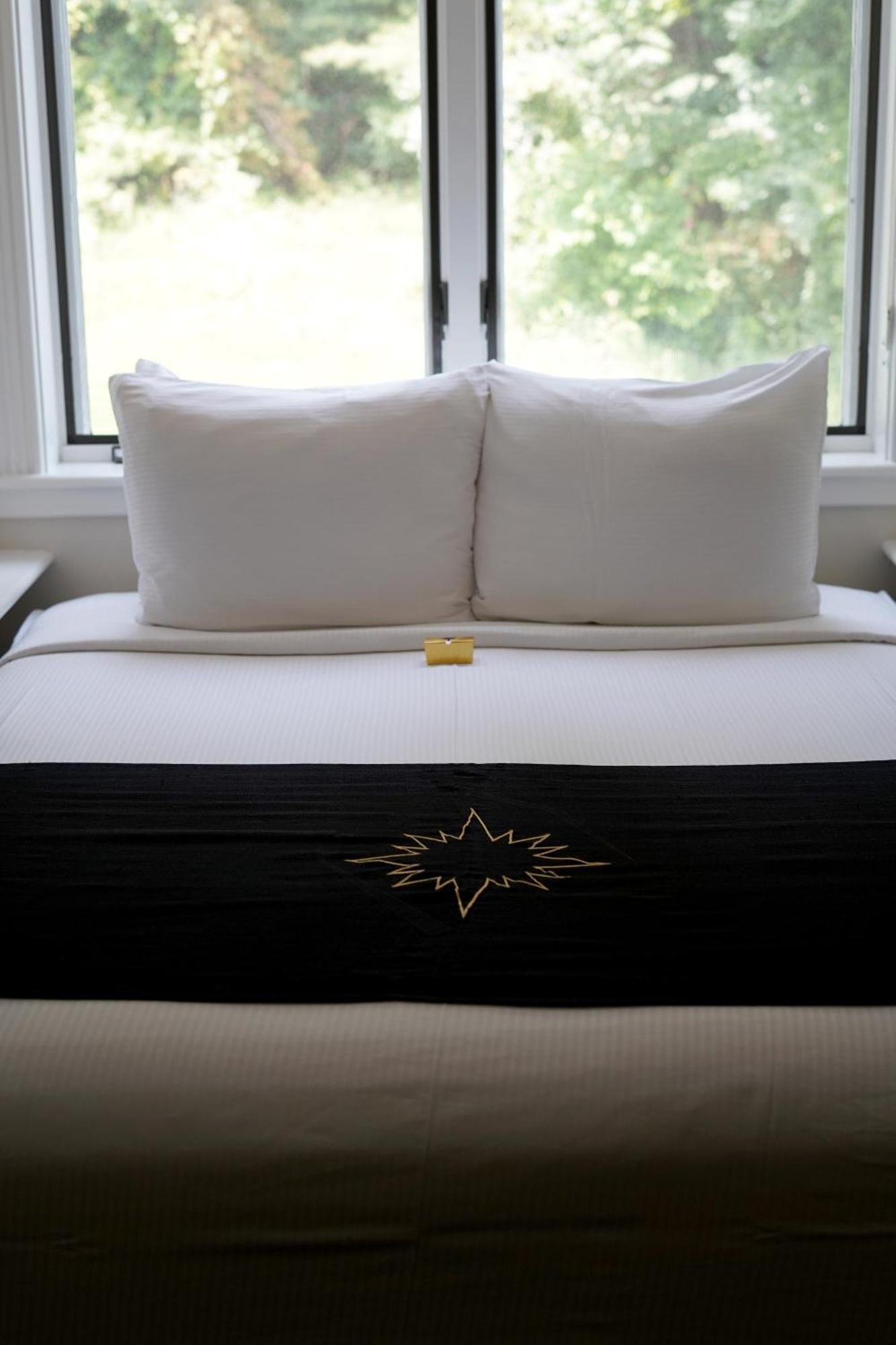 Inn At Black Star Farms Suttons Bay Zimmer foto
